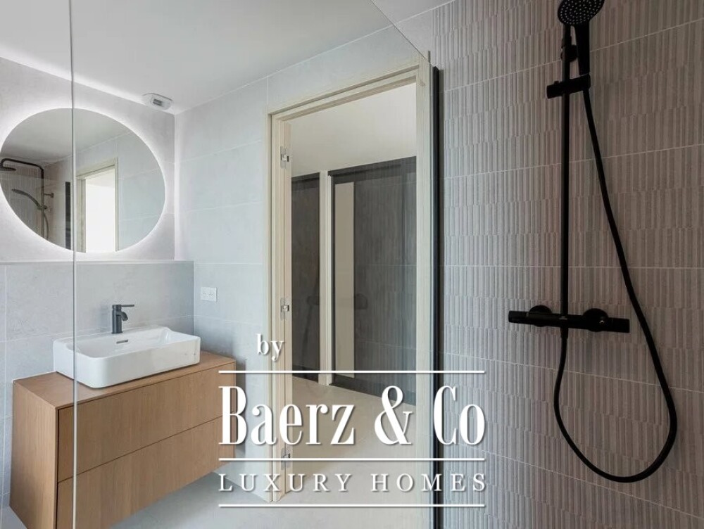 Superb NEW apartment with panoramic sea view image