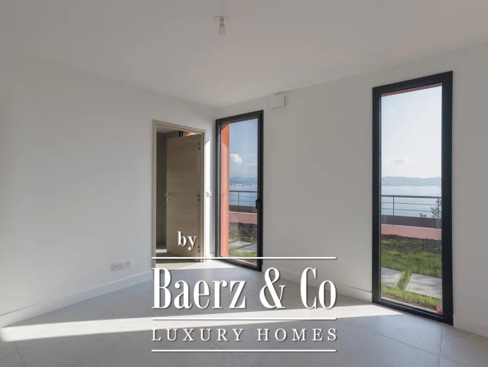Superb NEW apartment with panoramic sea view image
