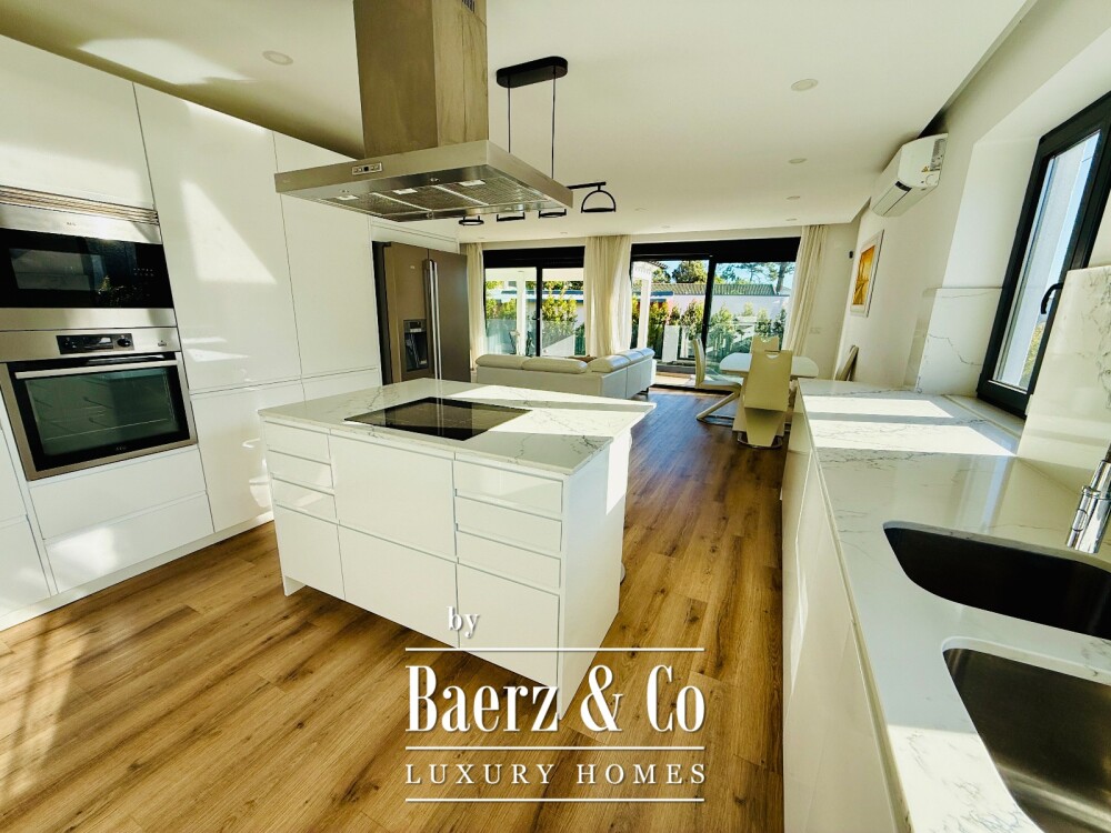 4 bedroom house with heated swiming pool garden and garage in Sintra image