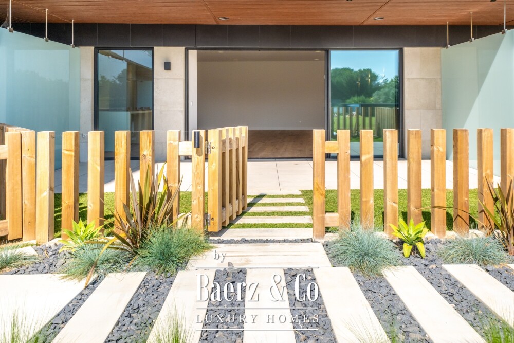 4 bedroom flat with private garden, in Carcavelos image