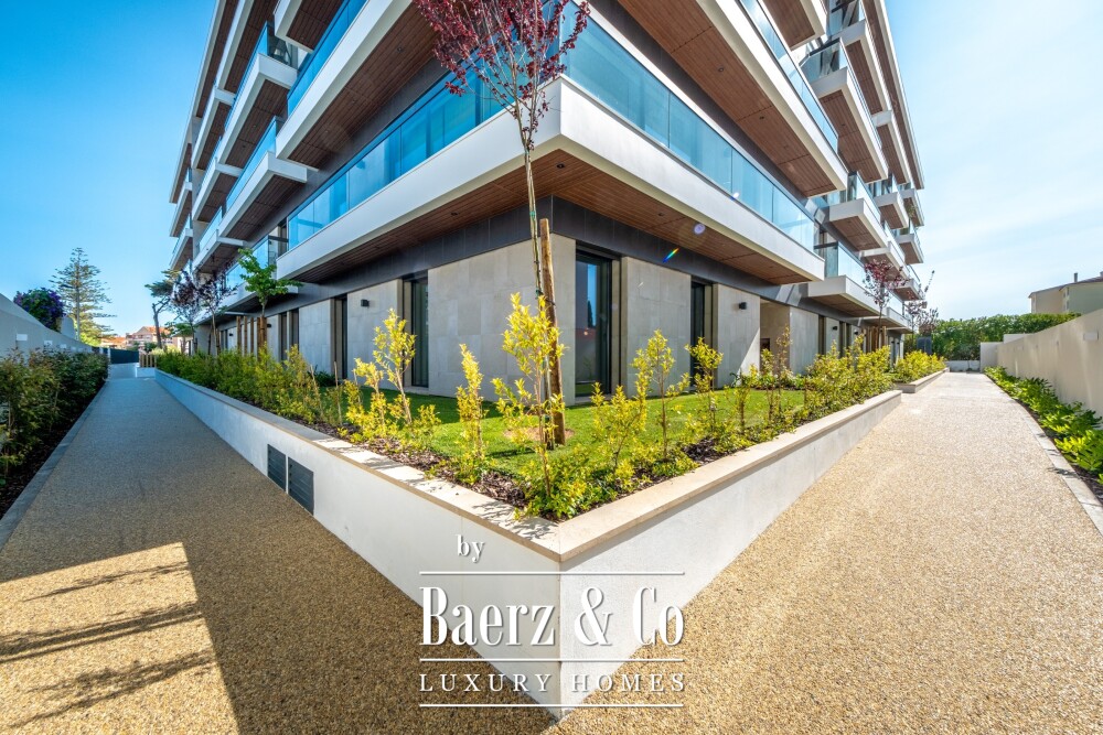 4 bedroom flat with private garden, in Carcavelos image