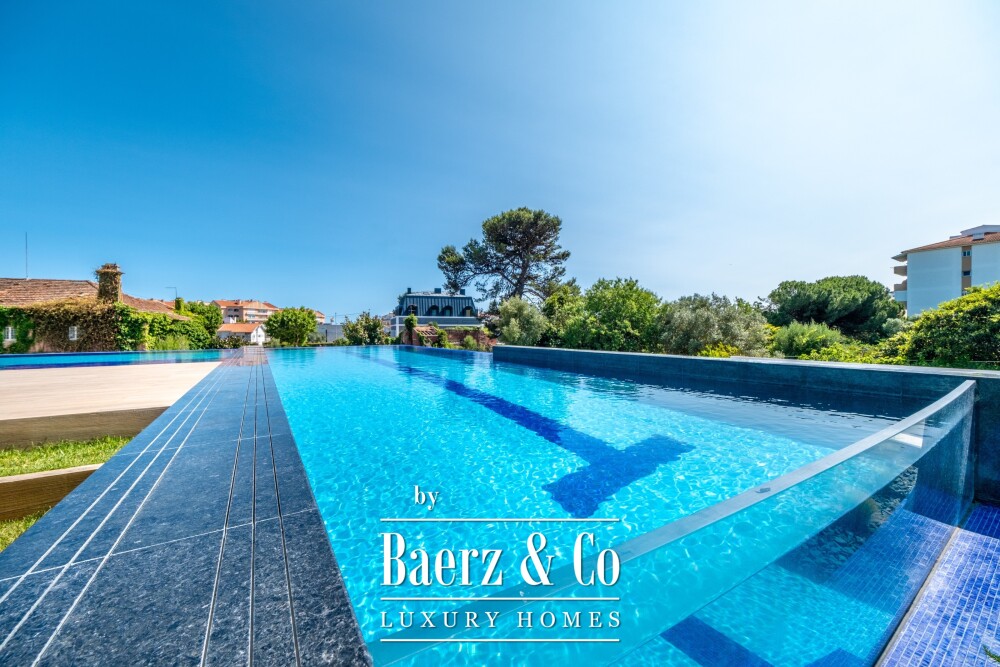 4 bedroom flat with private garden, in Carcavelos image
