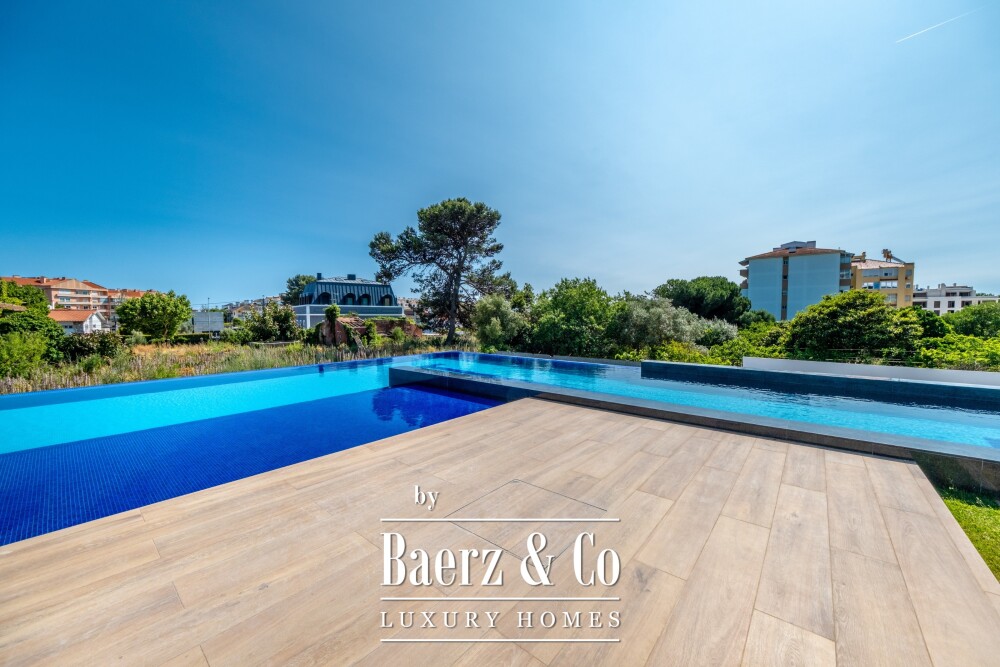 4 bedroom flat with private garden, in Carcavelos image