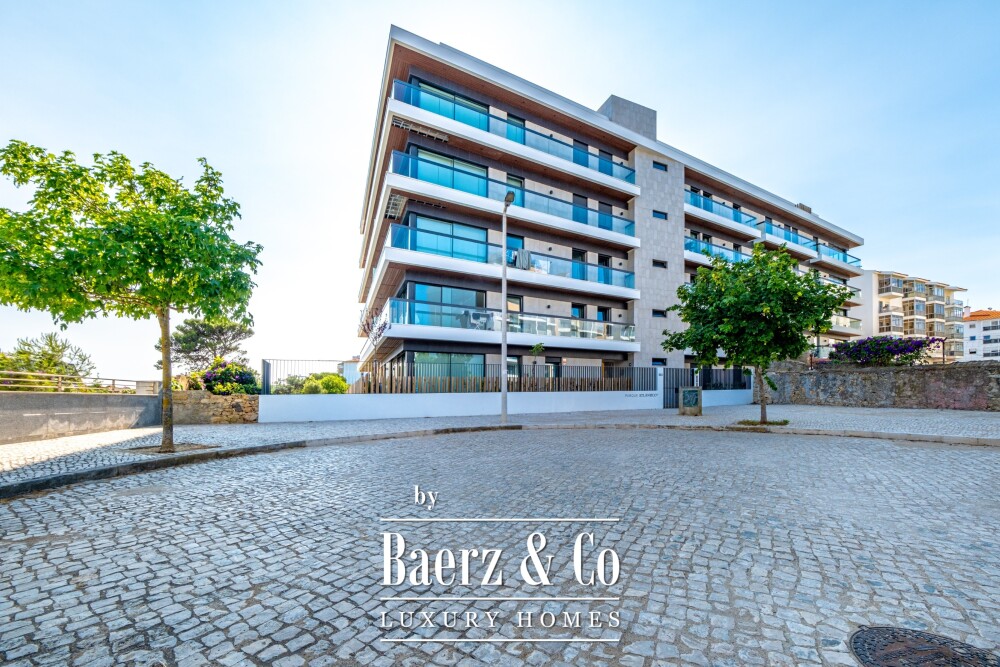 4 bedroom flat with private garden, in Carcavelos image