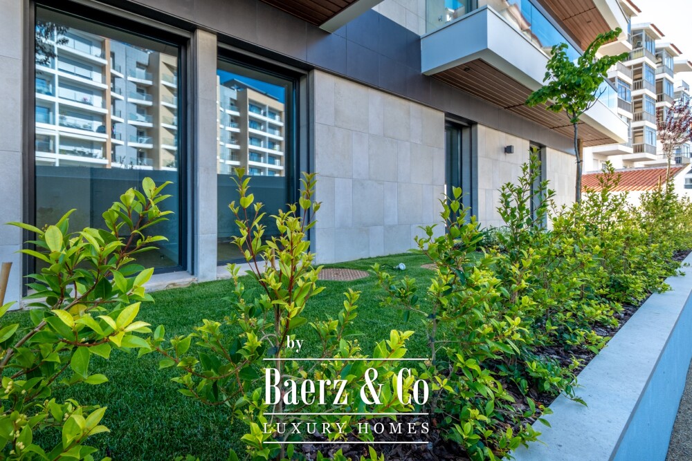 4 bedroom flat with private garden, in Carcavelos image