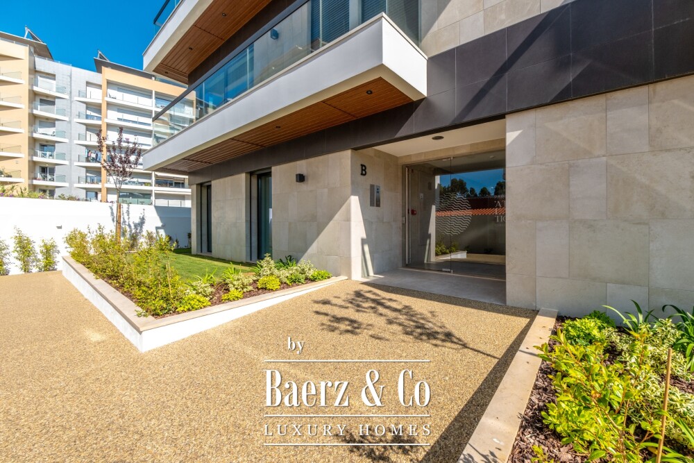 4 bedroom flat with private garden, in Carcavelos image