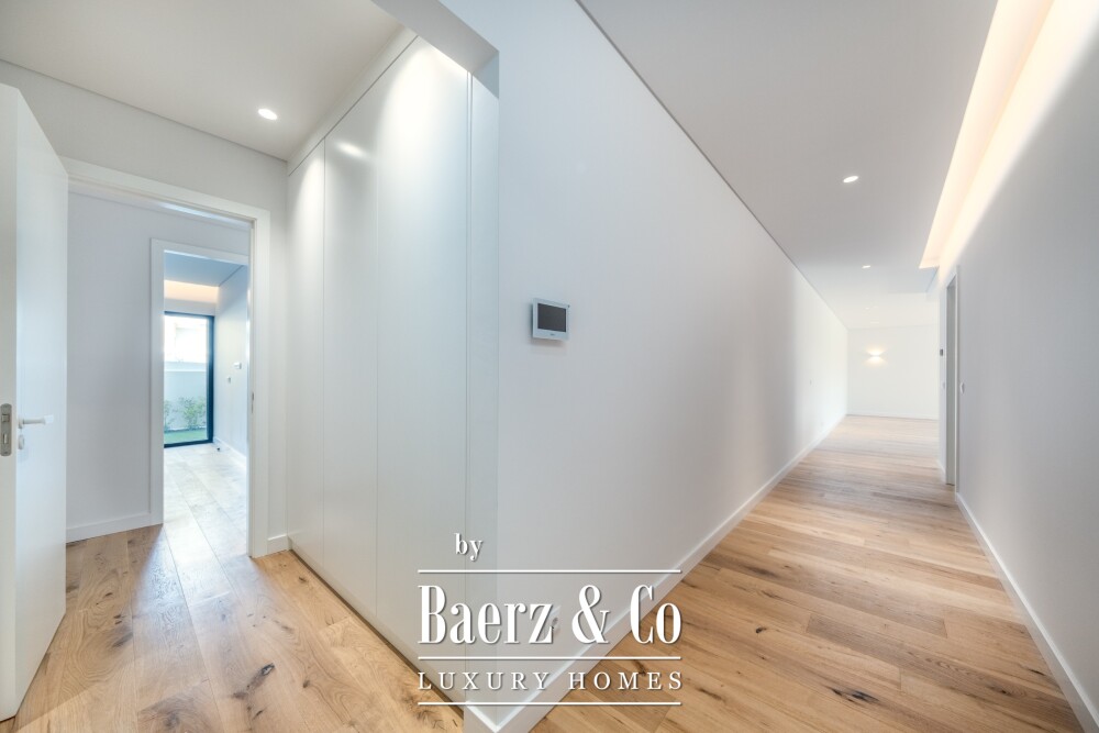 4 bedroom flat with private garden, in Carcavelos image