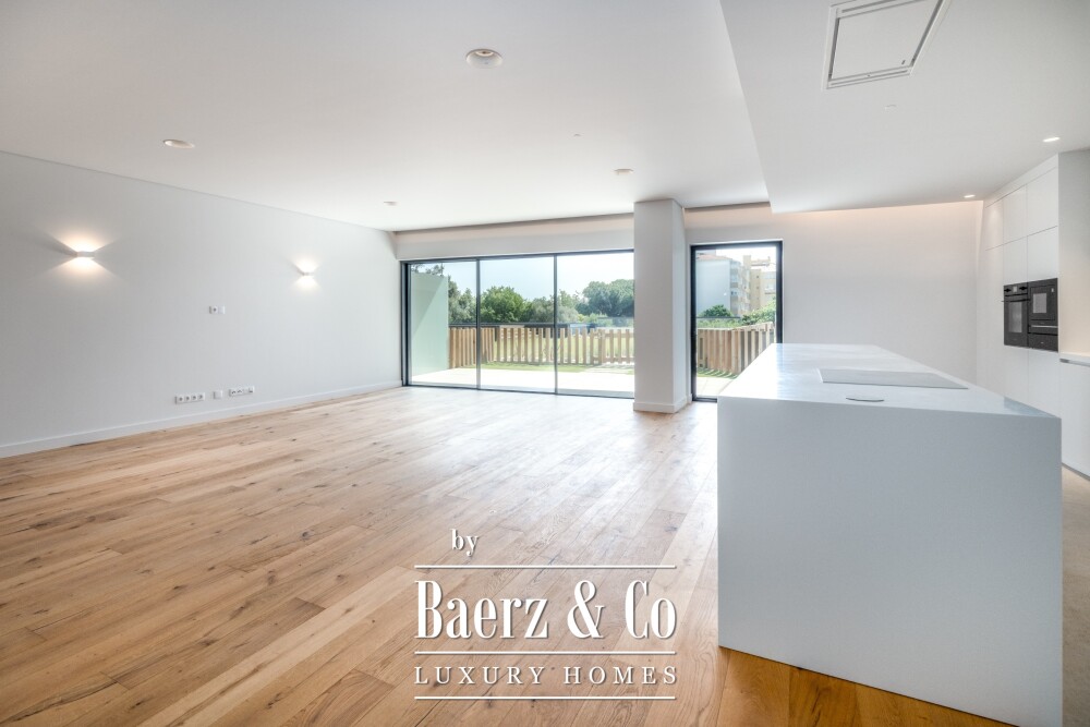 4 bedroom flat with private garden, in Carcavelos image