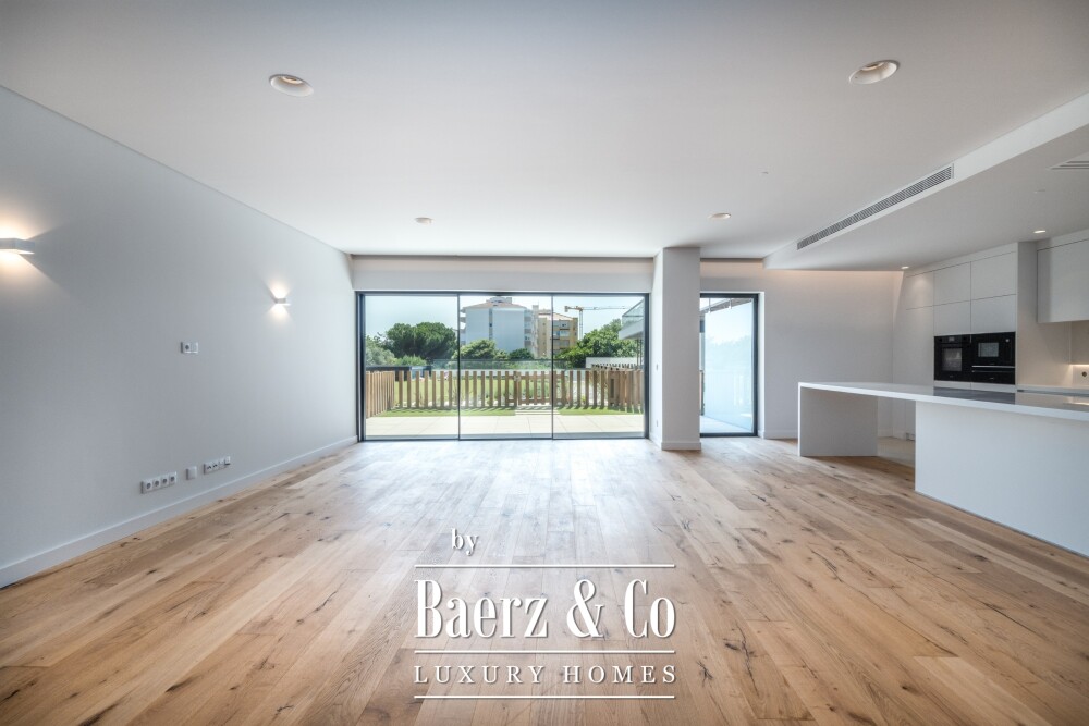 4 bedroom flat with private garden, in Carcavelos image