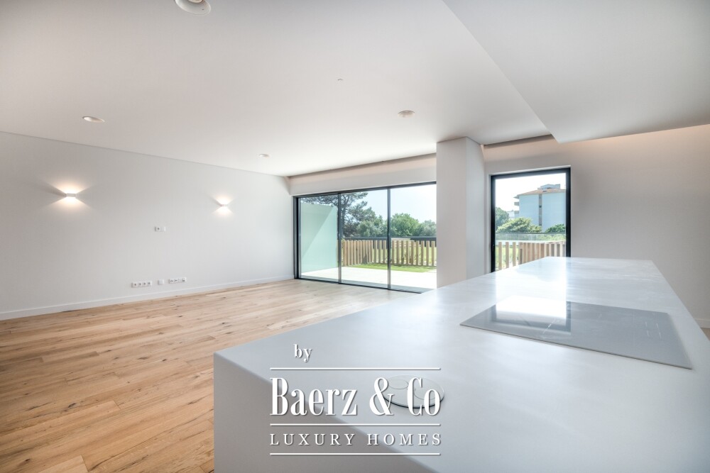 4 bedroom flat with private garden, in Carcavelos image