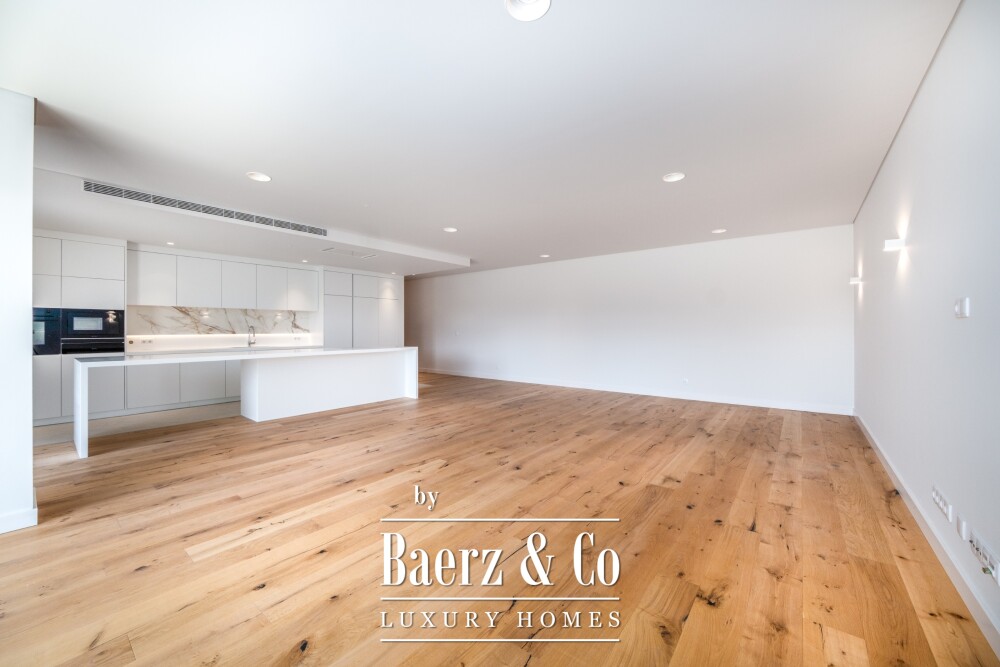 4 bedroom flat with private garden, in Carcavelos image