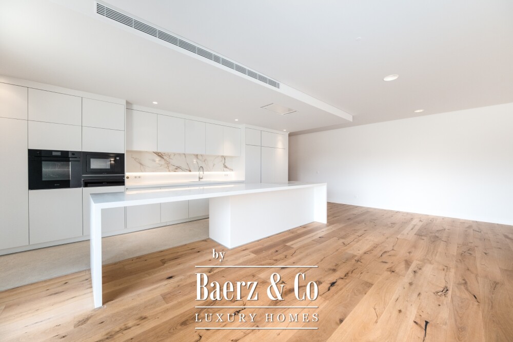 4 bedroom flat with private garden, in Carcavelos image