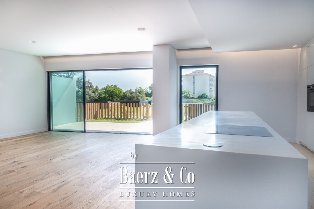 4 bedroom flat with private garden, in Carcavelos image
