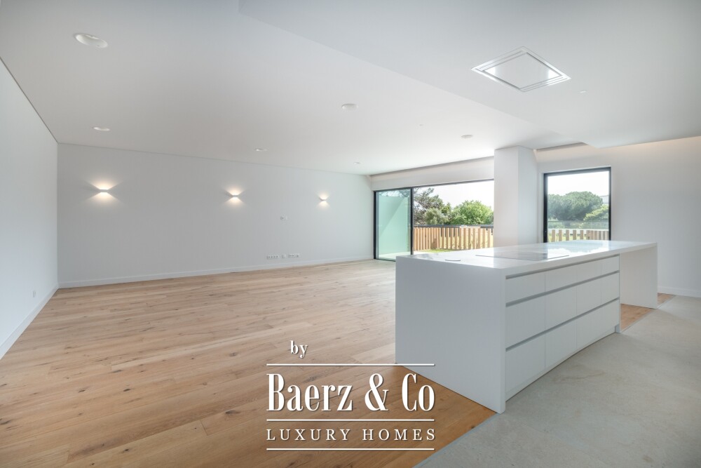 4 bedroom flat with private garden, in Carcavelos image