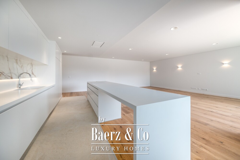4 bedroom flat with private garden, in Carcavelos image