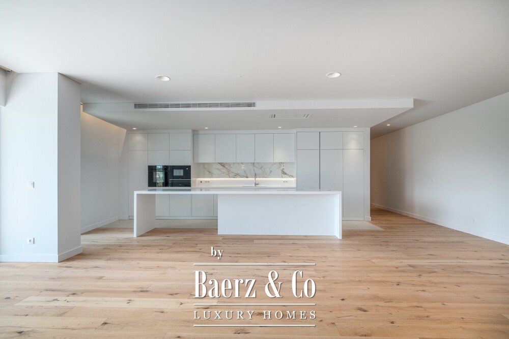 4 bedroom flat with private garden, in Carcavelos image
