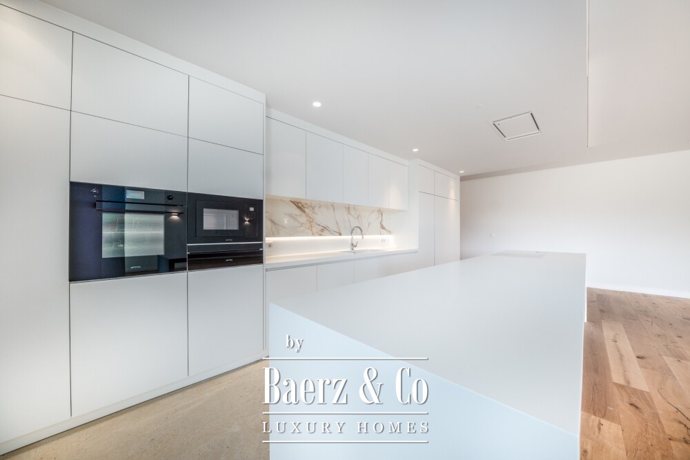 4 bedroom flat with private garden, in Carcavelos image