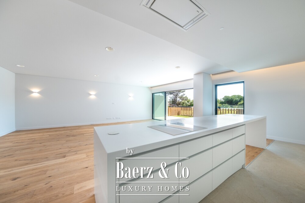 4 bedroom flat with private garden, in Carcavelos image
