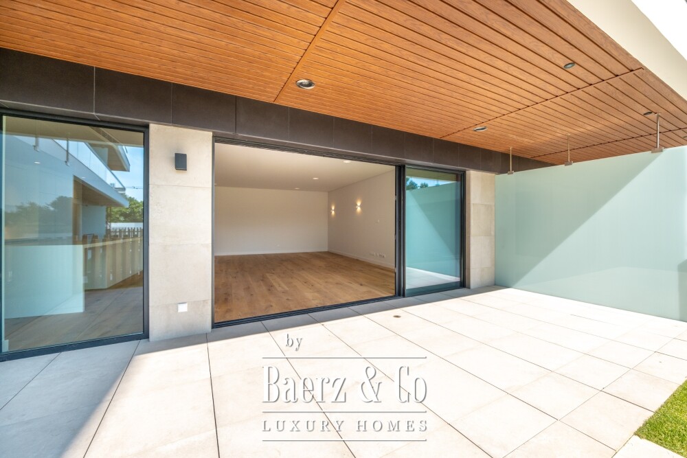 4 bedroom flat with private garden, in Carcavelos image
