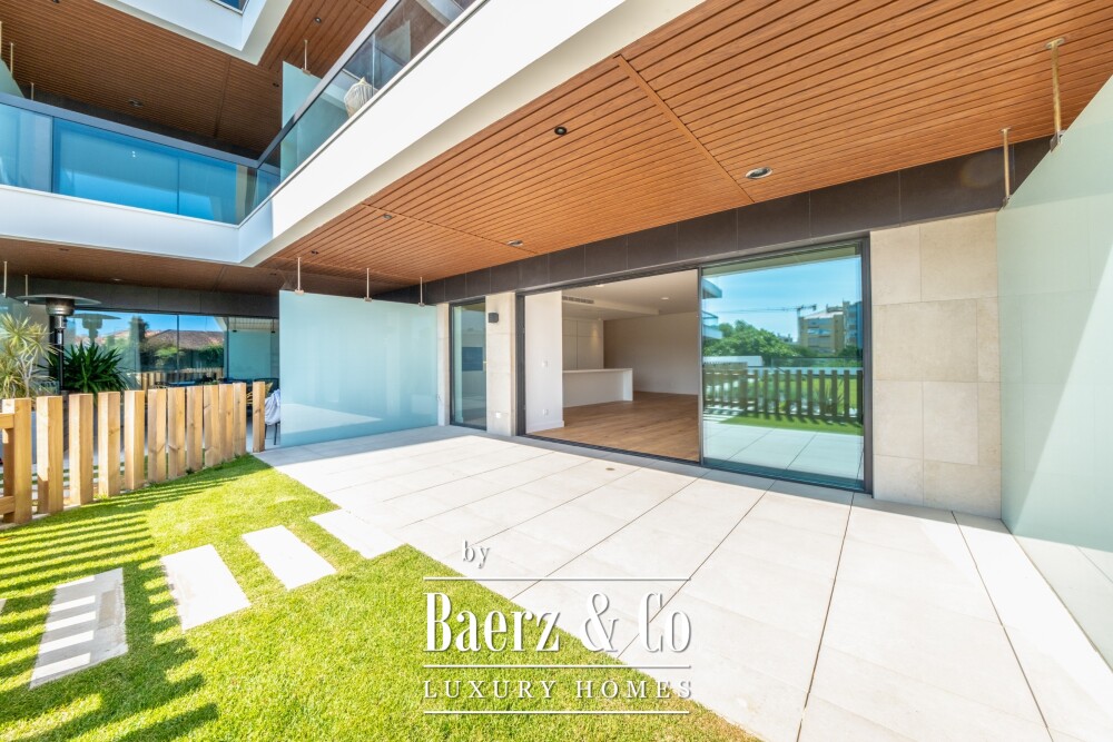 4 bedroom flat with private garden, in Carcavelos image