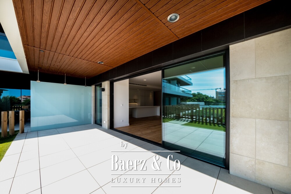 4 bedroom flat with private garden, in Carcavelos image
