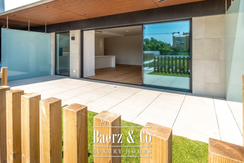 4 bedroom flat with private garden, in Carcavelos image