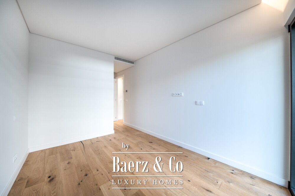 4 bedroom flat with private garden, in Carcavelos image