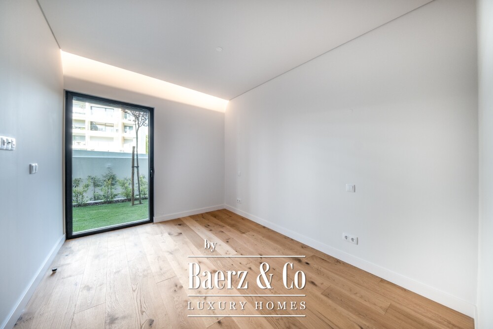 4 bedroom flat with private garden, in Carcavelos image
