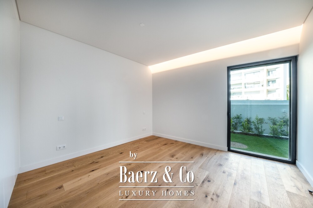 4 bedroom flat with private garden, in Carcavelos image