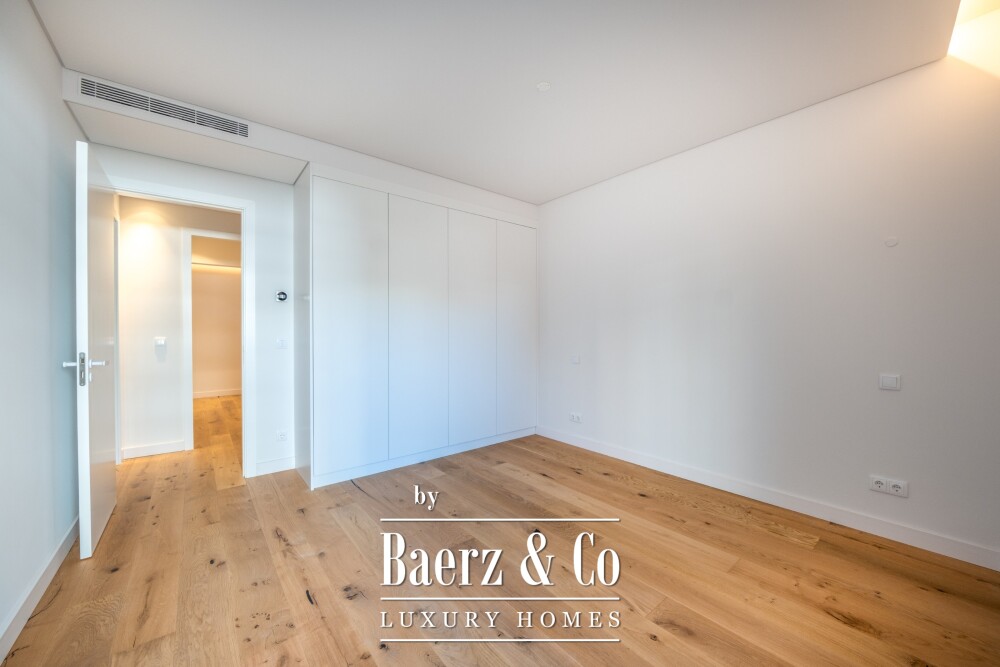 4 bedroom flat with private garden, in Carcavelos image