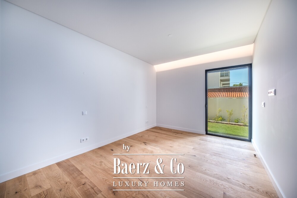4 bedroom flat with private garden, in Carcavelos image