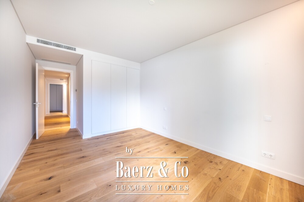 4 bedroom flat with private garden, in Carcavelos image