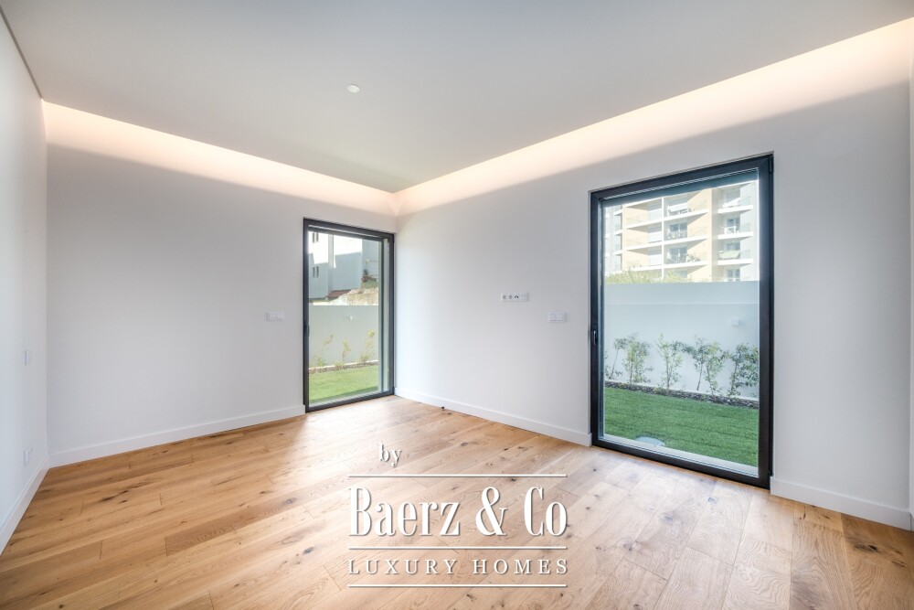 4 bedroom flat with private garden, in Carcavelos image