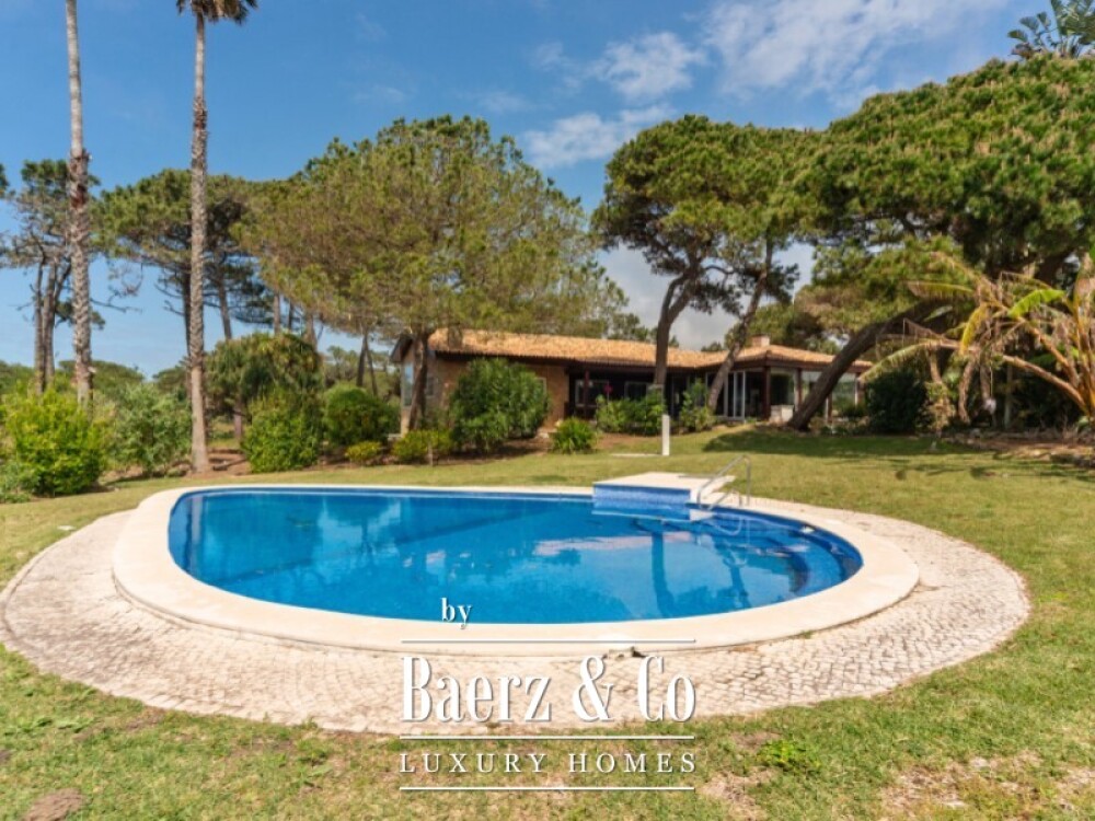 Single storey 3 bedroom villa with swimming pool, tennis court and plot of 5,320 sqm in Fontanelas, Sintra image