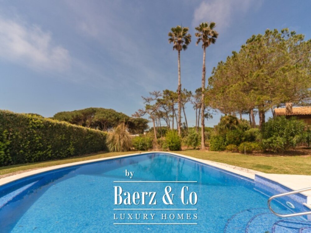 Single storey 3 bedroom villa with swimming pool, tennis court and plot of 5,320 sqm in Fontanelas, Sintra image