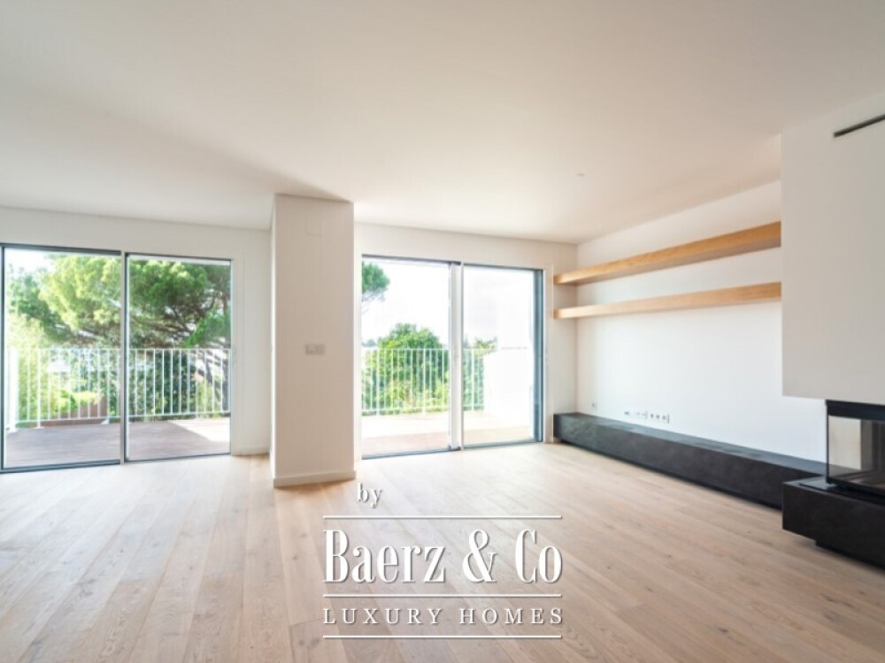 House T4 +1 in Monte Estoril image