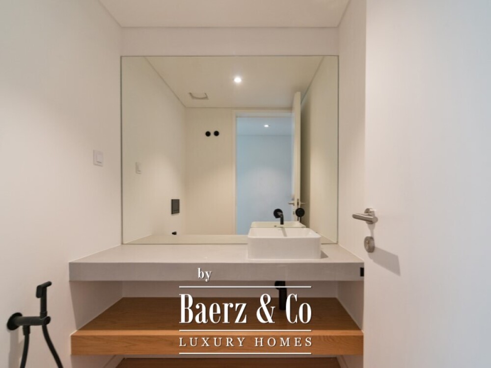 House T4 +1 in Monte Estoril image
