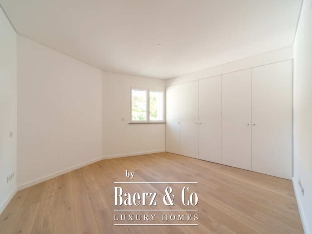 House T4 +1 in Monte Estoril image