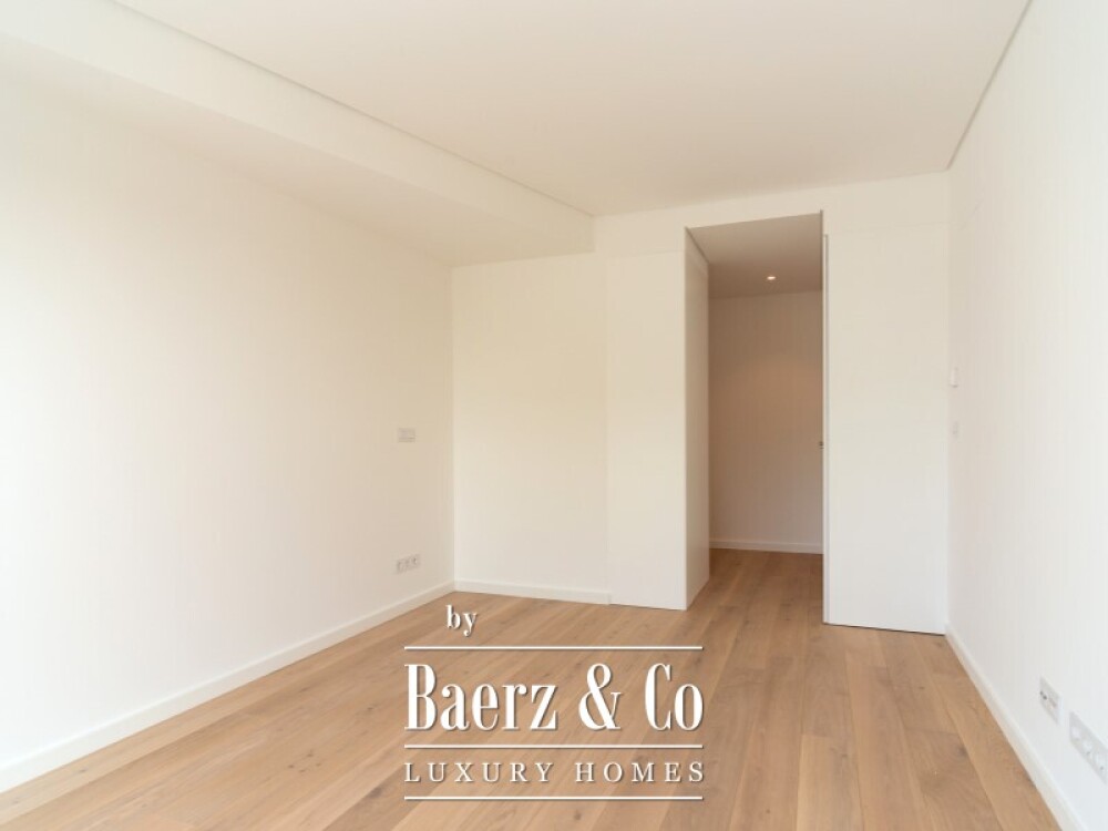 House T4 +1 in Monte Estoril image