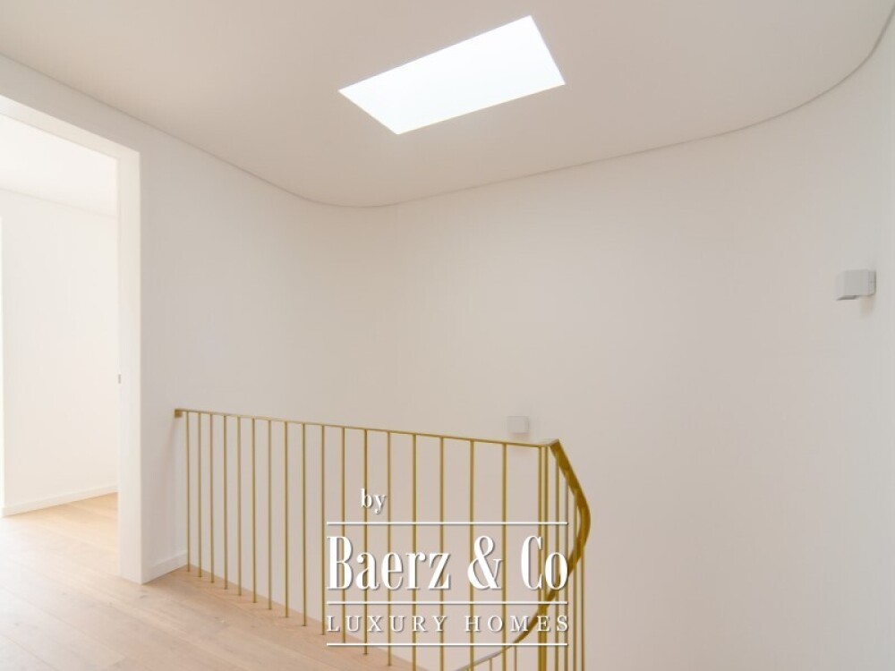 House T4 +1 in Monte Estoril image