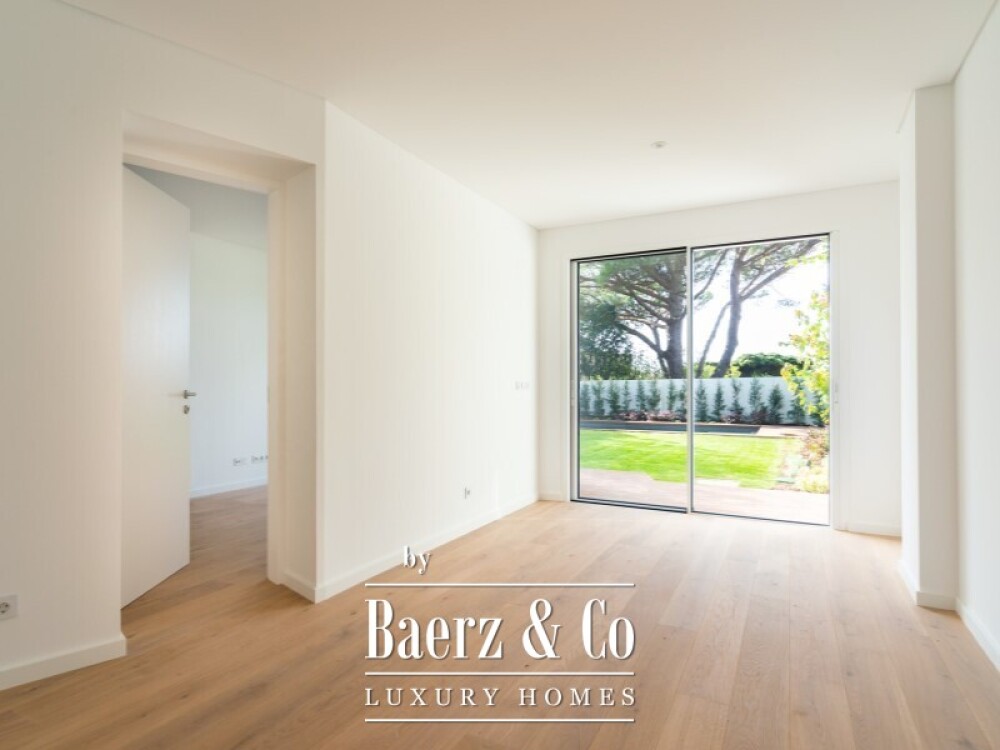 House T4 +1 in Monte Estoril image