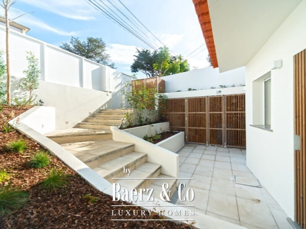House T4 +1 in Monte Estoril image