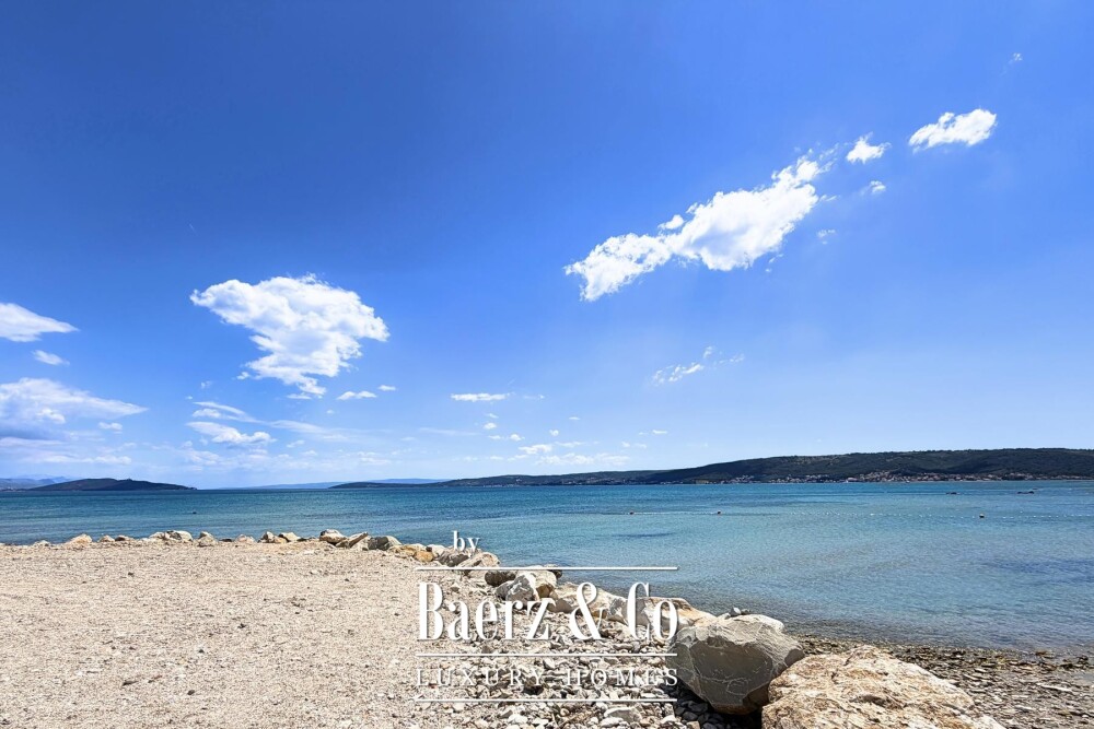 Kaštel Štafilić, house on a spacious plot of land in the first row to the sea image