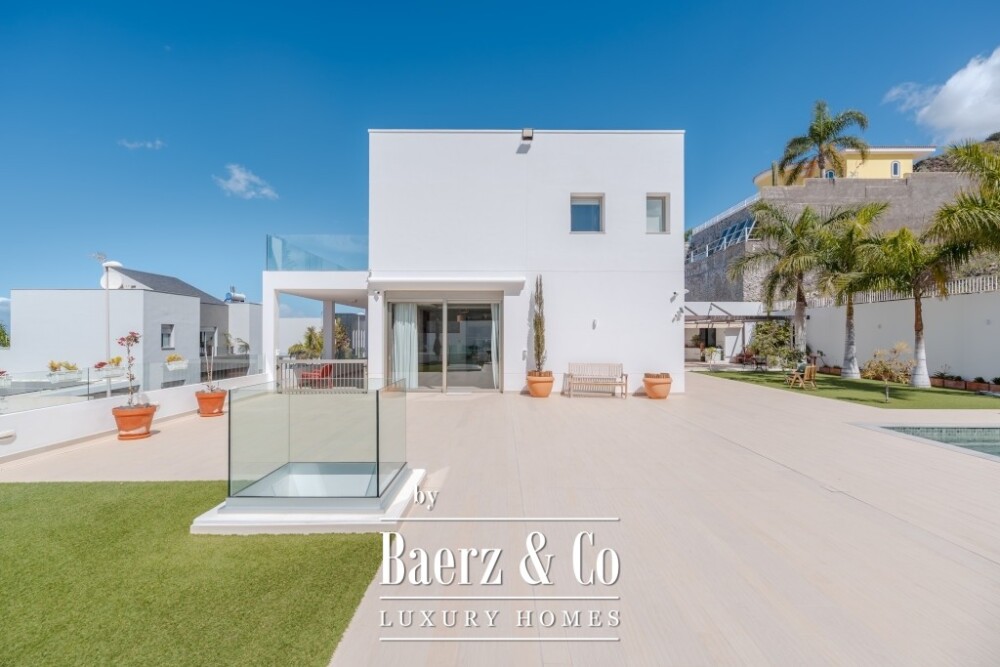 Spacious 5-bedroom villa in Roque del Conde, Tenerife image