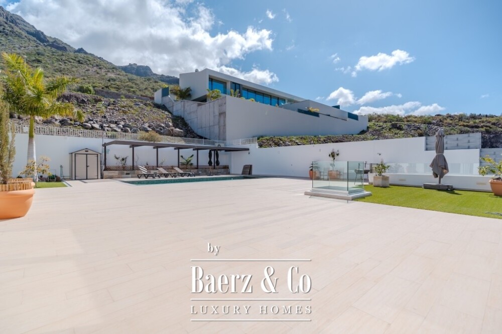 Spacious 5-bedroom villa in Roque del Conde, Tenerife image