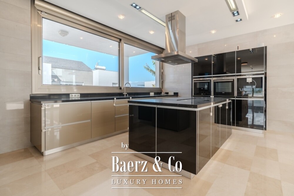 Spacious 5-bedroom villa in Roque del Conde, Tenerife image