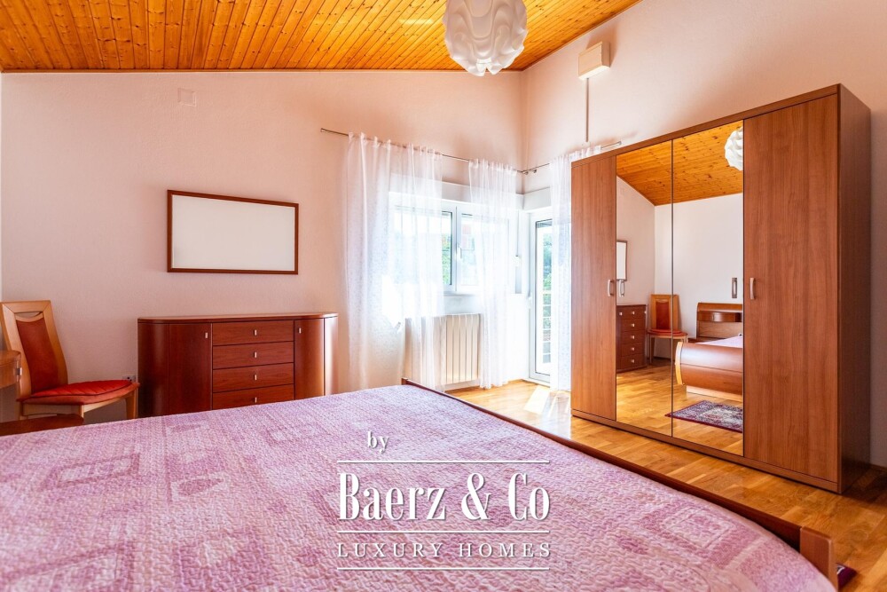 Split, Kamen, a multi-family house with a total gross area of 492 m² image