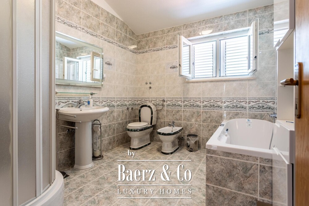 Split, Kamen, a multi-family house with a total gross area of 492 m² image