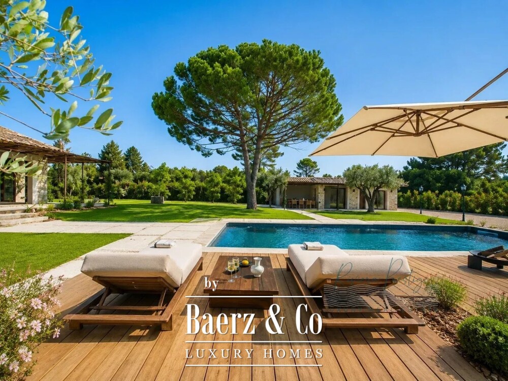 Elegant 5-Bedroom Villa with Pool in Castellaras Aréa image
