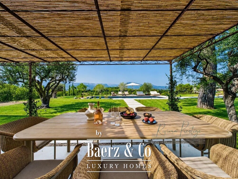 Elegant 5-Bedroom Villa with Pool in Castellaras Aréa image